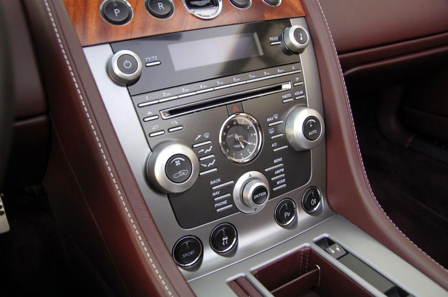 Детали интерьера Aston Martin DB9 Volante 2009 года  (фото 13 из 41)
